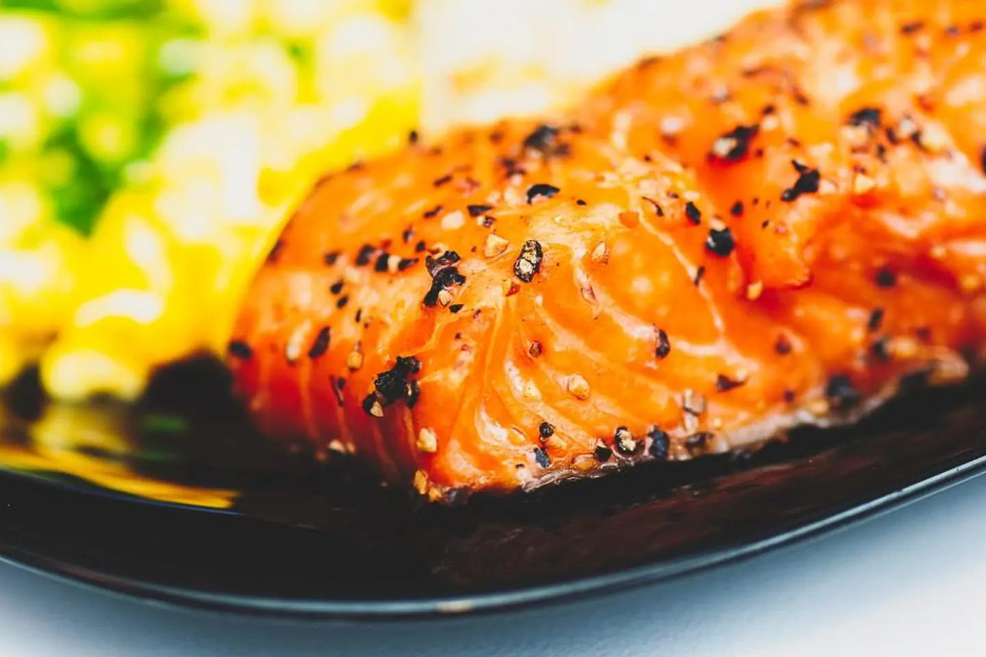 Gebratenes Lachsfilet mit Sesam