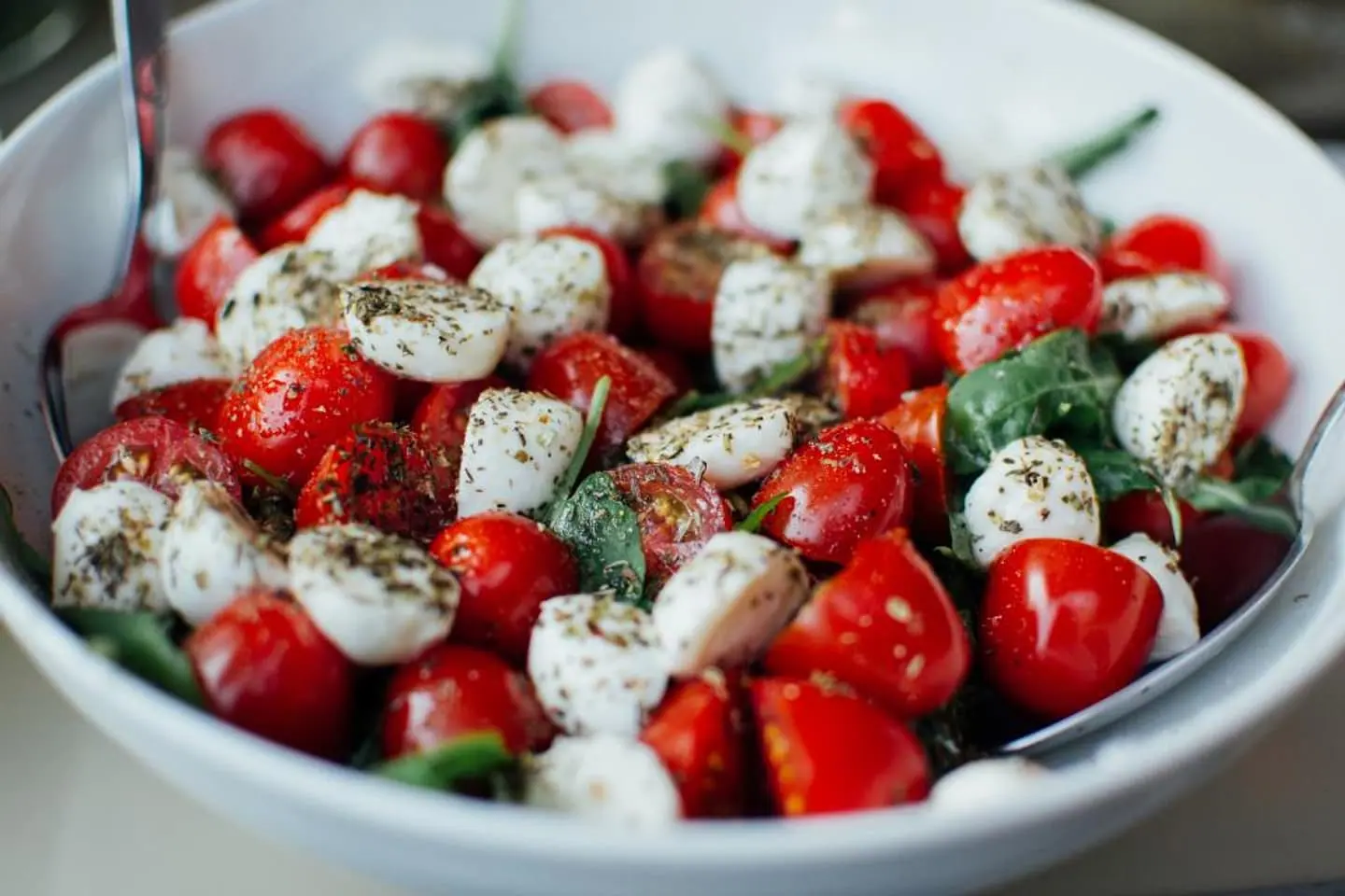 Salat mit Mozzarella, Tomaten, Basilikum und weißen Bohnen