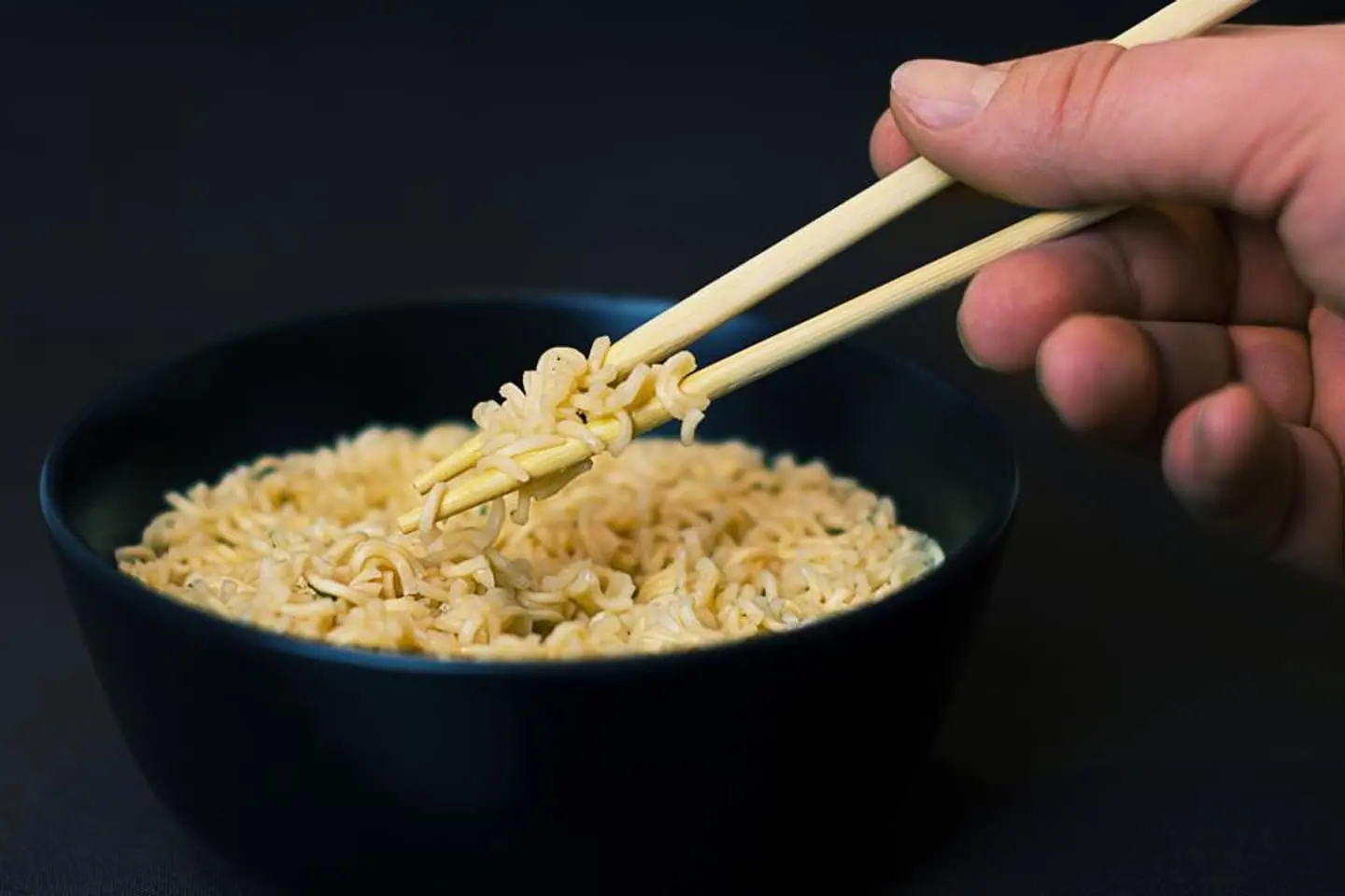 Dunkle Schale mit Reis und Stäbchen, koreanisch angerichtete Rice Bowl
