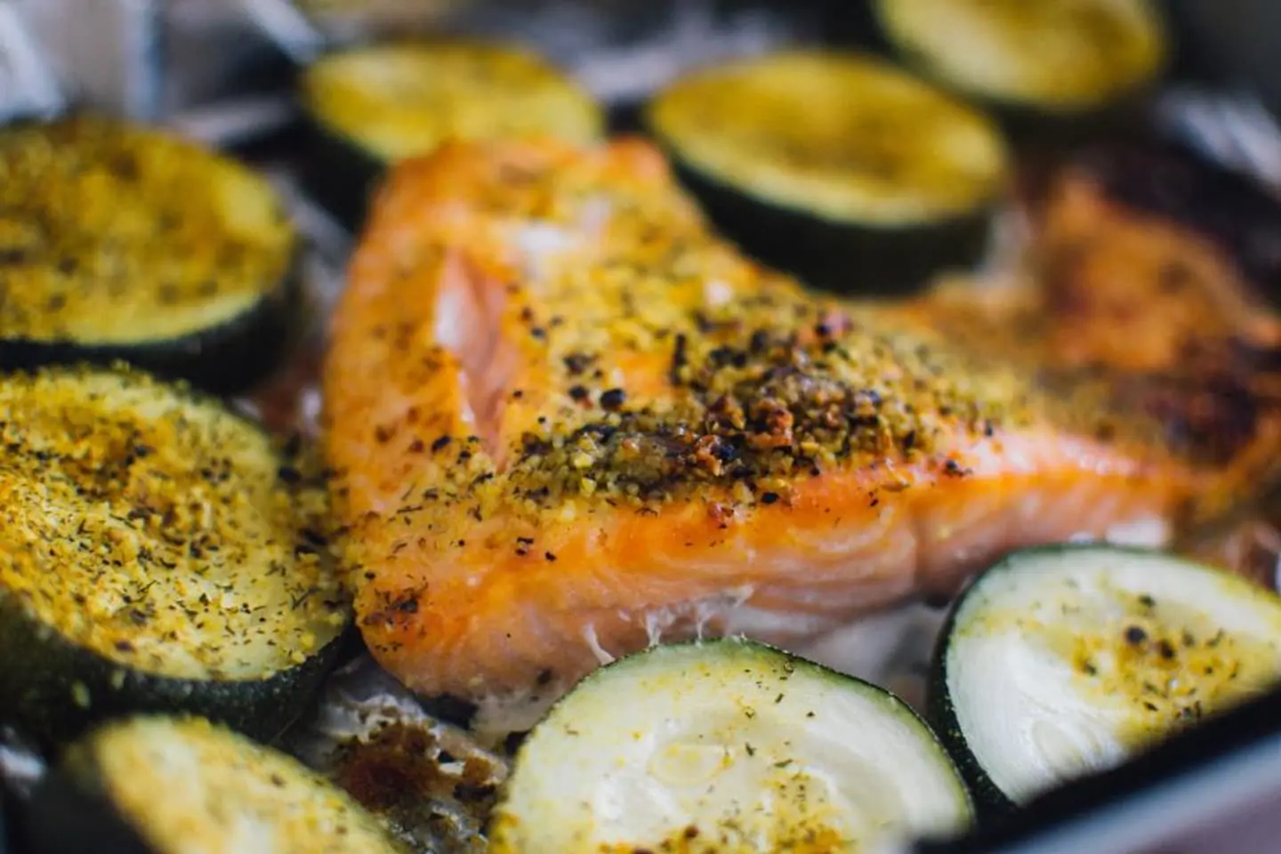 Lachsfilet mit Zucchini auf einem Ofenblech
