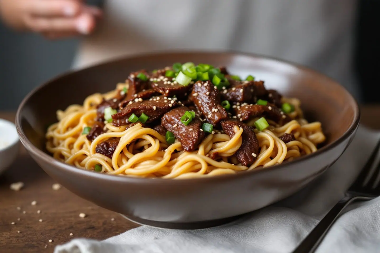 Nudeln mit Rindfleischstreifen in dunkler Sauce