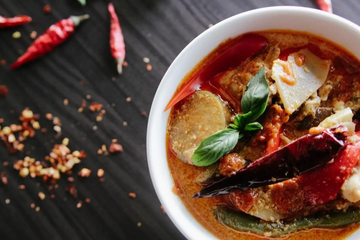 Curry mit Kichererbsen und Spinat über Reis