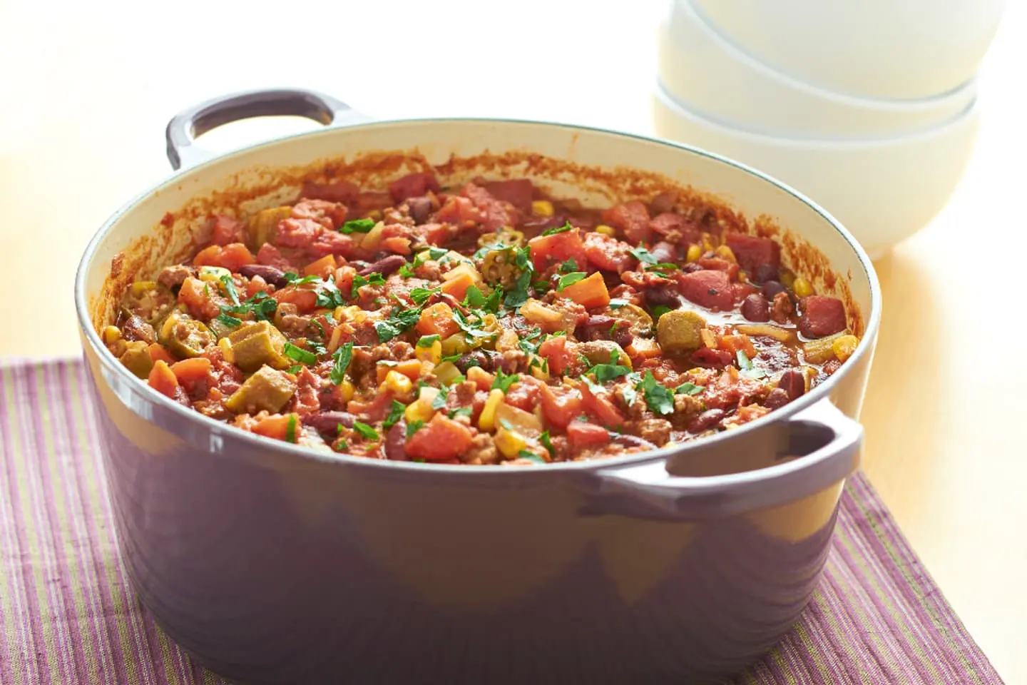 Topf mit Bohnenchili, Mais und Koriander